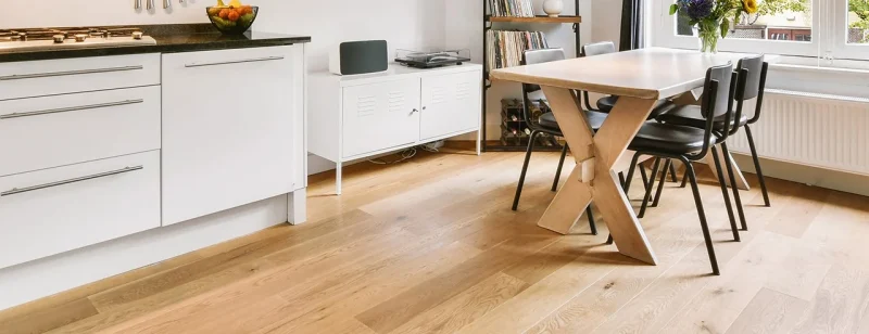 lau dầu gỗ trong nhà giữ màu gỗ